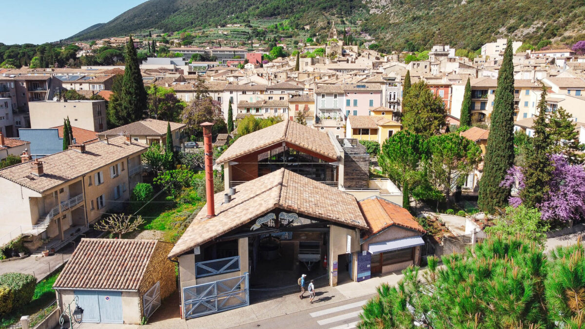 Vue aerienne Distillerie Bleu provence